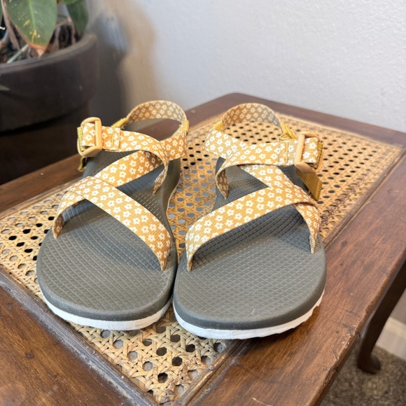 Chaco Classic Sandals Womens 7 Mustard Yellow Floral Daisy Assembled in USA - Picture 2 of 4
